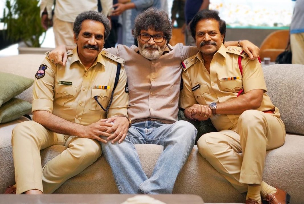 పట్టాలెక్కిన ‘ఆదర్శ కుటుంబం’.. వెంకీ మామ, గురూజీ క్రేజీ వర్కింగ్ స్టిల్ అవుట్!