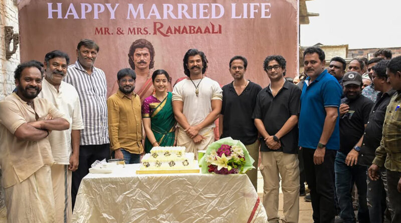 రణబాలి సెట్స్‌లో కేక్ కట్ చేస్తున్న విజయ్ దేవరకొండ మరియు రష్మిక