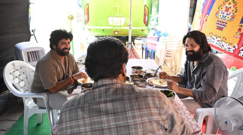 Megastar Chiranjeevi having lunch with choreographers Sekhar Master and Jani Master resolving their dancer association differences